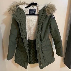 American eagle faux fur hooded sherpa lined quitted army green parka size M